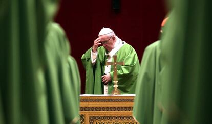 El Papa, junto a obispos y cardenales, en una misa en el Vaticano.