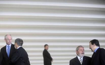 A la derecha, Durao Barroso y Lula; a la izquierda, Van Rompuy.
