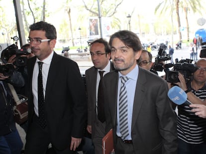 Oriol Pujol Ferrusola (corbata de rayas), en el acceso al Tribunal Superior de Justicia de Catalu&ntilde;a para declarar acusado de tr&aacute;fico de influencias en el caso de las ITV. 