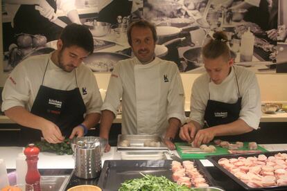 Carlos Pascal, junto a dos de sus empleados, en el local de General Pardiñas.