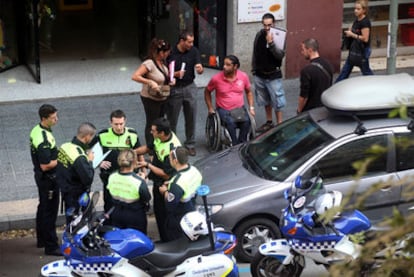 Seis agentes de la Guardia Urbana de Tarragona y de la zona azul, con Filella retenido en su silla de ruedas.