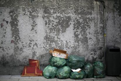 Bolsas de basura acumuladas en una calle del centro de Madrid.