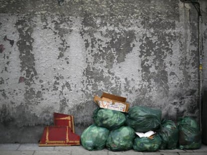 Bolsas de basura acumuladas en una calle del centro de Madrid.