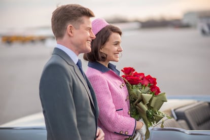 Un fotograma de 'Jackie', de Pablo Larraín, con Caspar Phillipson como John Fitzgerald Kennedy y Natalie Portman como Jacqueline Kennedy.