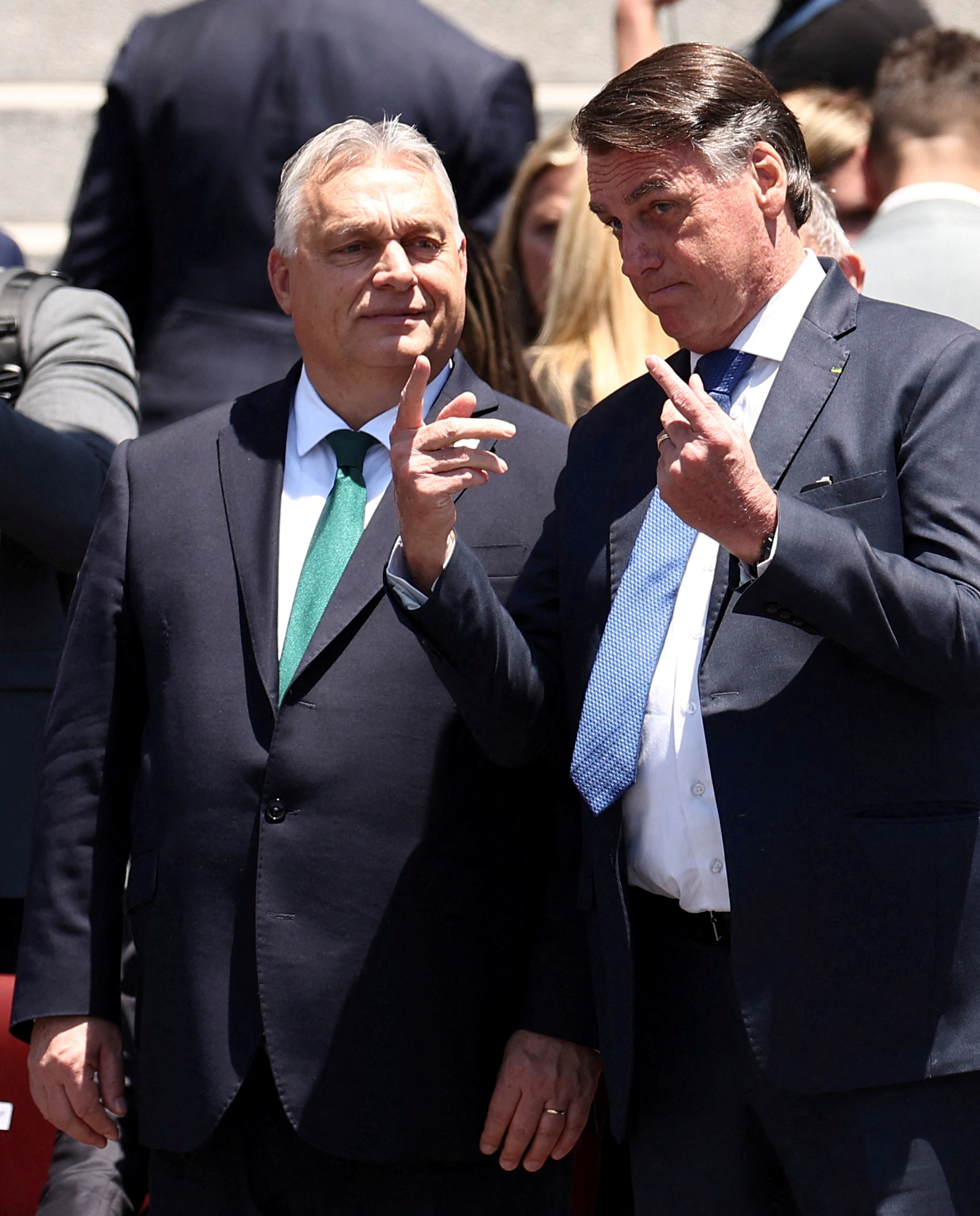 El primer ministro húngaro, Viktor Orban, y el expresidente brasileño Bolsonaro, en la toma de posesión de Javier Milei el pasado 10 de diciembre en Buenos Aires.