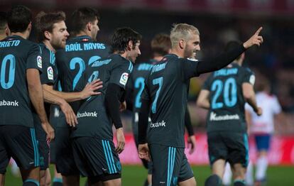 Los jugadores de la Real celebran el gol de Juanmi.