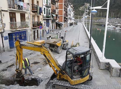 Obras de acondicionamiento de una de las calles principales de Ondarroa, en una imagen de hace dos semanas.