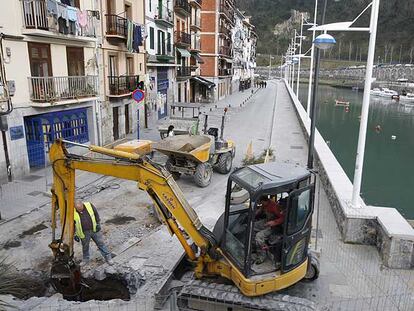Obras de acondicionamiento de una de las calles principales de Ondarroa, en una imagen de hace dos semanas.
