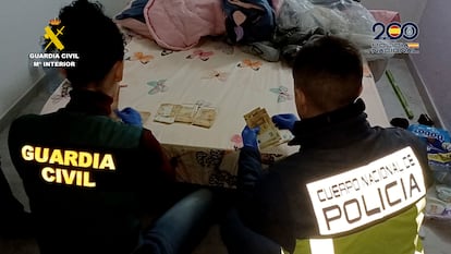 La Guardia Civil, con la Policía Nacional, ha liberado a seis mujeres en Manresa y Mollet del Vallès, en Barcelona, víctimas de explotación sexual.-EFE/Guardia Civil/Policía Nacional