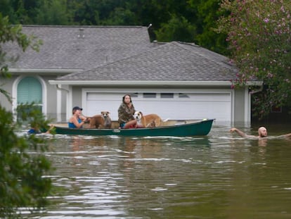 Una família evacuada a Houston, Texas.