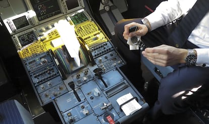 Un piloto en la cabina de un Airbus A321 durante el abordaje de un vuelo de Germanwings en 2015.