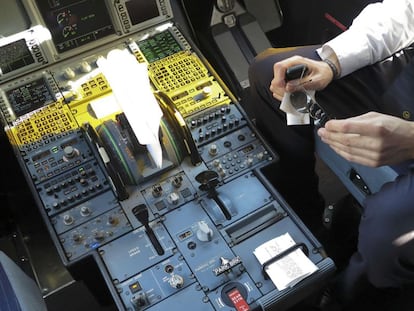 Un piloto en la cabina de un Airbus A321 durante el abordaje de un vuelo de Germanwings en 2015.