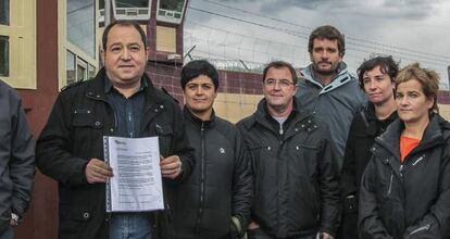 Pernando Barrena sostiene la carta en las manos que han intentado entregar en la cárcel de Logroño junto a los miembros de la delegación de EH Bildu.
