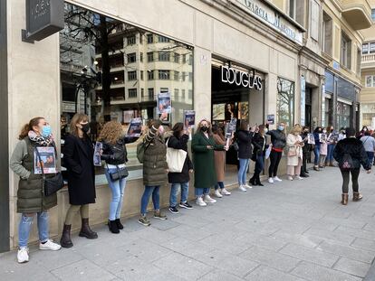 Protesta de la plantilla de Douglas en una tienda en Santander.