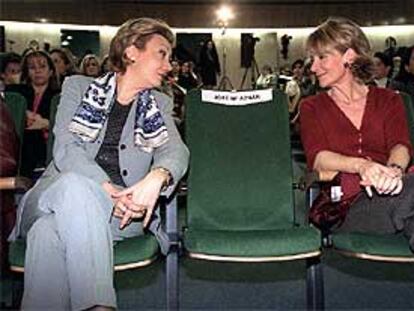 Las presidentas de la Cámara baja, Luisa Fernanda Rudi, y del Senado, Esperanza Aguirre, conversan durante la intervención de Aznar.