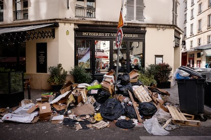 “La gente se queja ahora de que hay ratas, pero nosotros las vemos todos los días”, afirma un trabajador municipal de recogida. En la imagen, basura acumulada frente a una pastelería de París, este miércoles. 