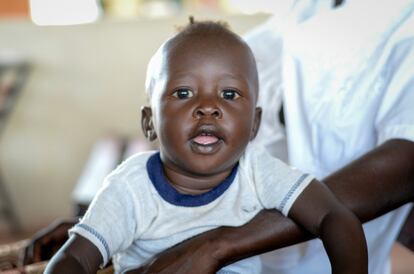 Cada mes en Sudán del Sur miles de niños asisten a los centros de nutrición. Se les dan paquetes de alimentos nutritivos que les salvan la vida y que les ayudan a recuperarse. John Jacob llegó al centro hace unos meses. Estaba frágil y enfermo. Hoy la cinta métrica envuelta alrededor de su brazo se ha detenido en el color verde. John Jacob es uno de los más de 87.000 niños y niñas que han recibido asistencia a través de los programas de nutrición de World Vision en Sudán del Sur. Uno de los niños que han tenido la oportunidad de sobrevivir a la hambruna.