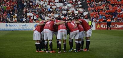 Los jugadores del Nàstic se conjuran.