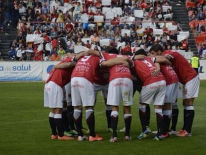 Los jugadores del Nàstic se conjuran.