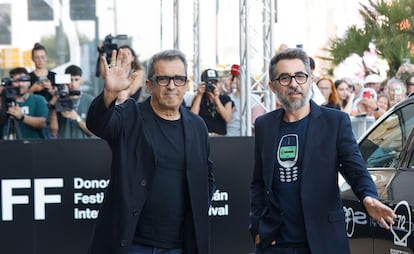 Los presentadores Andreu Buenafuente (a la izquierda) y Berto Romero, a su llegada a la 72 edición del Festival de Cine de San Sebastián, el 19 de septiembre de 2024.