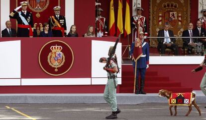 La cabra de la Legión desfila delante de los Reyes, la Princesa de Asturias y diferentes personalidades políticas este lunes.