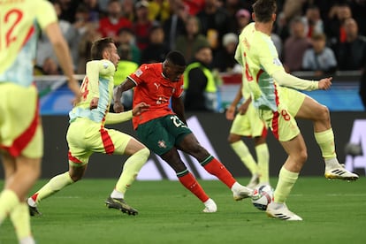 Nuno Mendes marca el primer gol de Portugal para conseguir el empate.