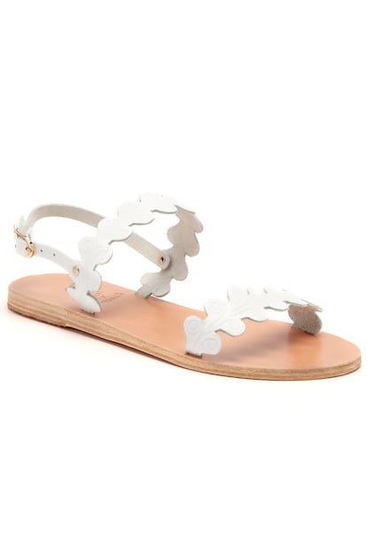El blanco también es apto para las versiones en plano, como estas sandalias con forma de hoja, de Ancient Greek sandals (140 euros).