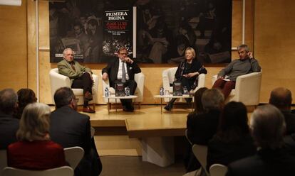 De izquierda a derecha, José álvarez Junco, Juan Luis Cebrián, Soledad Puertolas y Carles Francino, durante la presentacion del libro de Cebrián.