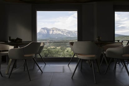 Situado en el corazón de los Pirineos, junto al parque Nacional de Ordesa y monte Perdido, en la comarca de Sobrarbe, ofrece una cocina de montaña, con varios menús degustación basado en los productos del Pirineo aragonés: Tierra (65 euros), Piedras (85 euros, 15 platos). De la cocina se ocupan los chefs Josetxo Souto y Ramón Aso. www.restaurantecallizo.es