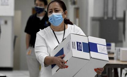 Cajas de papeletas para ser contadas, en el Centro de Operaciones de Recuento del Registro del Condado de Los Ángeles en Downey, California.