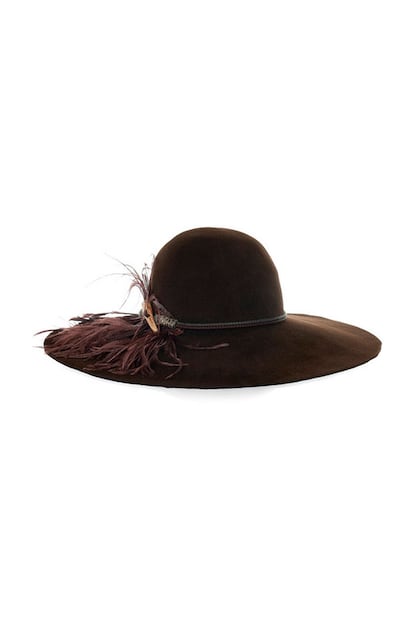 Sombrero de ala, fabricado en fieltro, con detalle de pluma, de Eugenia Kim para Net-a-porter. Precio: 390 €