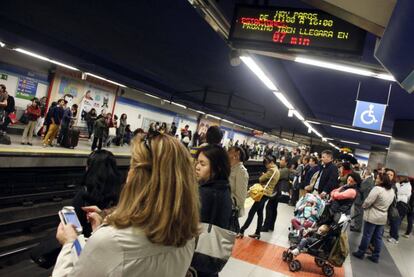 Viajeros esperan en la estación de metro de Sol, en los paros del día 15.