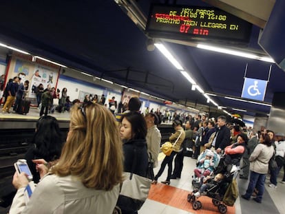 Viajeros esperan en la estación de metro de Sol, en los paros del día 15.
