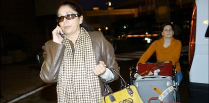 Isabel Pantoja, con su teléfono móvil.