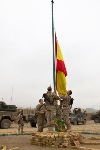 Militares españoles arrían la bandera en la base Bernardo de Gálvez 2.