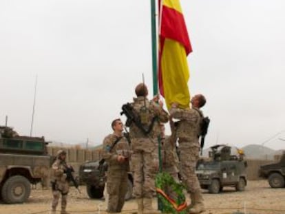 Militares espa&ntilde;oles arr&iacute;an la bandera en la base Bernardo de G&aacute;lvez 2.