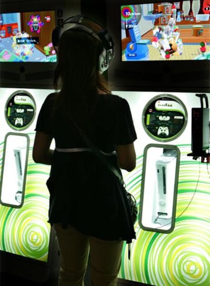Una aficionada juega con la Xbox 360 durante el Tokyo Show Game.