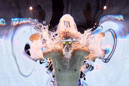 El nadador francés Leon Marchand durante la segunda semifinal de los 200 metros estilos en la que batió el récord del mundo.