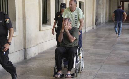 Francisco José Moyano, condenado por matar a su mujer, llega a una de las sesiones del juicio en Alicante.