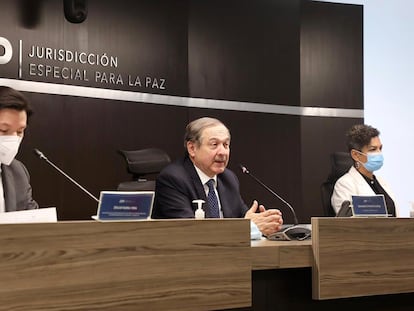 Los magistrados Óscar Parra, Eduardo Cifuentes y Nadiezhda Natazaha Henríquez, de la Jurisdicción Especial para la Paz (JEP), durante una conferencia de prensa, en Bogotá.
