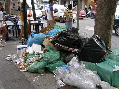 Basura acumulada, ayer, en una calle de Almería.