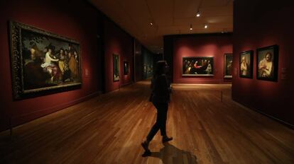 Una mujer recorre la exposición 'Velázquez, Rembrandt, Vermeer. Miradas afines' en el Museo del Prado.