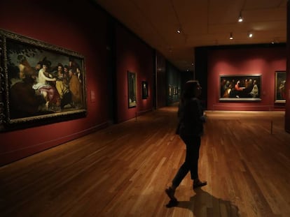 Una mujer recorre la exposición 'Velázquez, Rembrandt, Vermeer. Miradas afines' en el Museo del Prado.