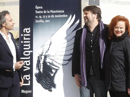 Pedro Halffter (izquierda) y José Ferrero, ayer junto al cartel de <b><i>La Valquiria.</b></i>