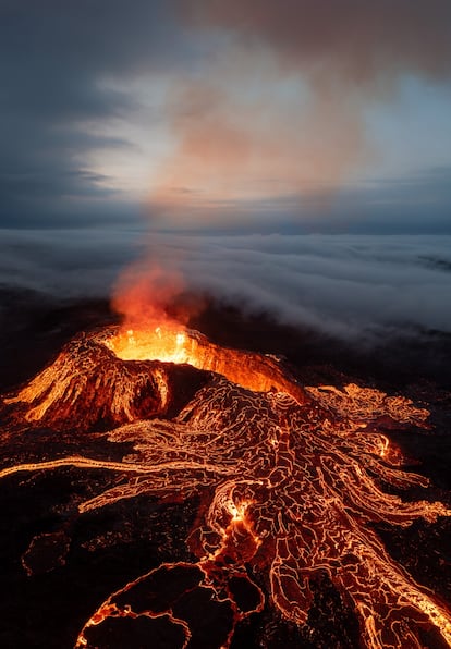 'Skýjasnúningur' (inversión nubosa, en islandés) muestra la erupción del volcán Geldingadalir, en la península de Reykjanes, en Islandia. “Esa noche, el cráter siguió expulsando lava en cantidades nunca vistas en los meses anteriores. Pocas horas después de mi llegada, las enormes erupciones cesaron y el cráter quedó cubierto de lava fresca. Al mismo tiempo, la niebla empezó a envolver la zona, lo que dio lugar a esta fotografía de ensueño y surrealista”, la describe su autor Jeroen Van Nieuwenhove, reconocido con una de las mejores fotos aéreas sobre naturaleza.