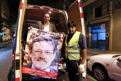 Benito Reyes, con el cartel, es el encargado de coordinar la colocación de las 20.000 banderolas del PSOE en toda España.