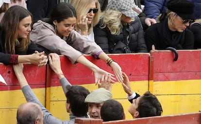 Si algo caracterizaba a Victoria Federica era la discreción: no se le conocían parejas oficiales y sus redes sociales estaban blindadas, no protagonizaba titulares y su vida privada se mantenía lejos del foco de la prensa. Pero recién cumplida la mayoría de edad, pronto comenzó a despuntar en eventos y compromisos públicos, haciéndose un hueco en el mundo de los 'photocalls' y las 'celebrities'. Aficionada del toreo, su primera relación conocida fue con el torero Gonzalo Caballero en 2018. Pronto se dejaron fotografiar en corridas, de cena romántica e incluso disfrutando de partidos de tenis. Unos meses más tarde, su historia se terminó: "He estado saliendo con Victoria unos meses, pero he tomado la decisión de no tener una relación seria porque quiero centrarme en mi profesión", explicó el torero en la revista '¡Hola!'. En la imagen, ambos se dan la mano en una corrida celebrada en octubre de 2018 en la localidad madrileña de Chinchón.