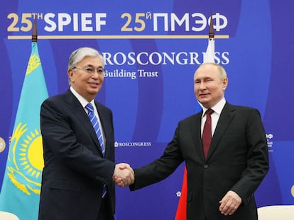 Kasim-Yomart Tokáyev y Vladímir Putin, el 17 de junio en San Petersburgo.
