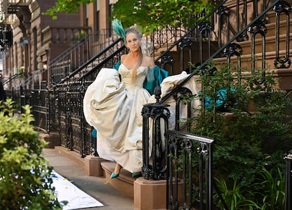 Así luce el vestido de novia de Carrie Bradshaw en la segunda temporada de 'And Just Like That'.