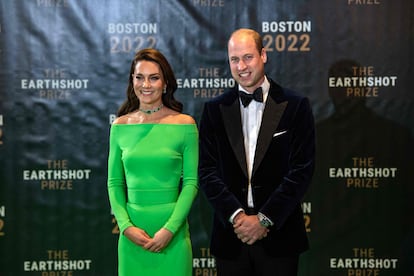 Guillermo de Inglaterra anunció la creación de los premios Earthshot en octubre de 2020 junto al naturalista sir David Attenborough. Con ellos pretende donar 50 millones de libras (unos 58 millones de euros al cambio actual) a 50 proyectos distintos a lo largo de 10 años. En la imagen, los príncipes de Gales posan a su llegada a la ceremonia.
